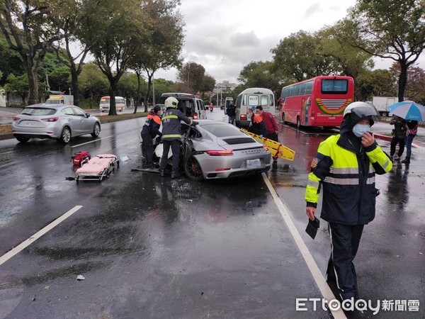 ▲要價589萬起911 Carrera自撞分隔島。（圖／記者張君豪翻攝）