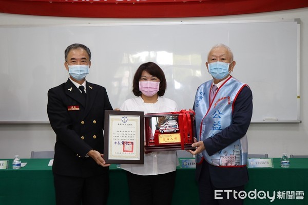 ▲▼  SUN流通集團為在地救護醫療網盡心力 捐贈市府救護車送暖到嘉義           。（圖／記者翁伊森翻攝）