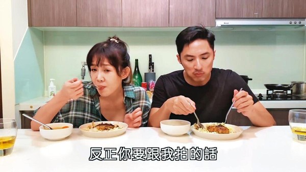 李佳豫跟前男友李運慶至今仍常互動，男方還上她的YouTube頻道一起做菜。（翻攝自李佳豫YouTube頻道）