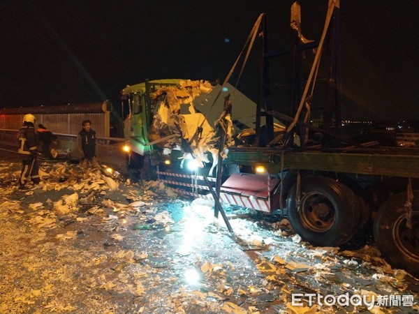 快訊／西濱公路「連續2車禍」。（圖／記者游瓊華翻攝）