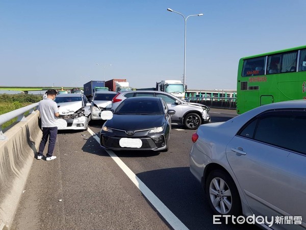 ▲國道1號南向317.9公里處，17日上午10時14分發生一起5車追撞車禍，造成大塞車，幸好無人員傷亡，目前肇事原因及相關責任由國道警察第四大隊調查處理中。（圖／記者林悅翻攝，下同）