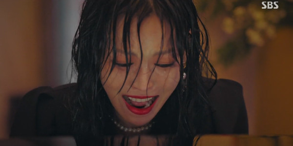 ▲《上流戰爭》金素妍血手彈琴原因曝光！起底15歲竟跟現在長一樣。（圖／翻攝自SBS）
