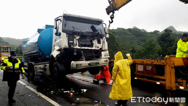 ▲瑞芳台62線化學槽車追撞工程車！車頭凹毀 工程車駕駛直呼屁股痛。（圖／記者郭世賢翻攝）