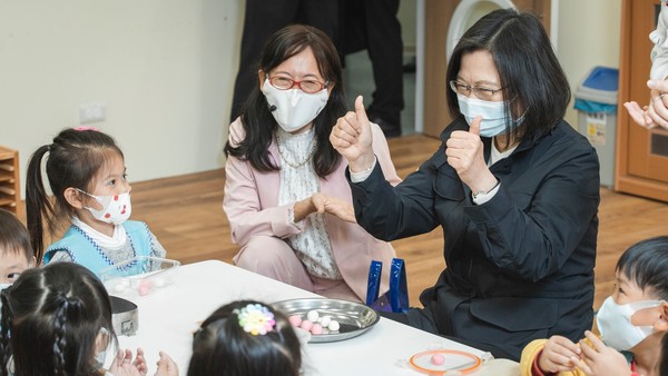 ▲▼總統蔡英文17日上午前往台北市中山區訪視，「國防部大直非營利幼兒園」。（圖／總統府提供）