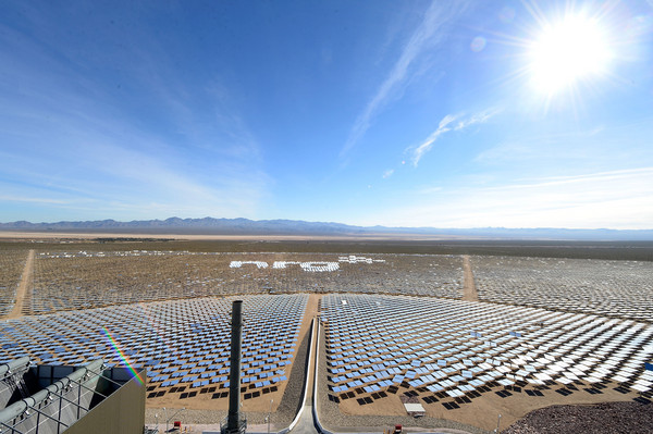 全球最大的「伊凡帕太陽能發電廠」(Ivanpah Solar Electric Generating System)。)(圖／達志影像／美聯社)