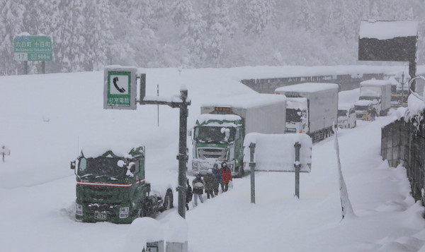 ▲▼日本新潟縣破紀錄大雪導致上千台車輛被迫困在公路中。（圖／達志影像／美聯社）
