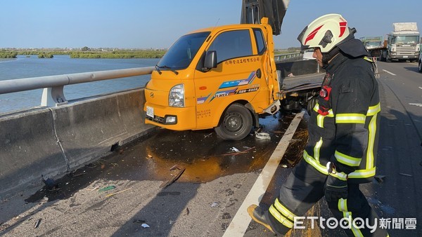 ▲台南北門台61線南下282K處發生槽車追撞工程車起火，現場發現1焦屍，肇事原因、死者身分及相關責任正由學甲分局調查處理中。（圖／記者林悅翻攝，下同）