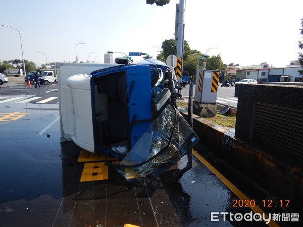 ▲台南市安南區觀海橋北上車道安明路、生態街口，發生一起死亡交通事故，20歲高姓女大生騎機車未依規定兩段式左轉，與33歲劉姓男子所駕的小貨車發生車禍，高女送醫不治身亡。（圖／記者林悅翻攝，下同）