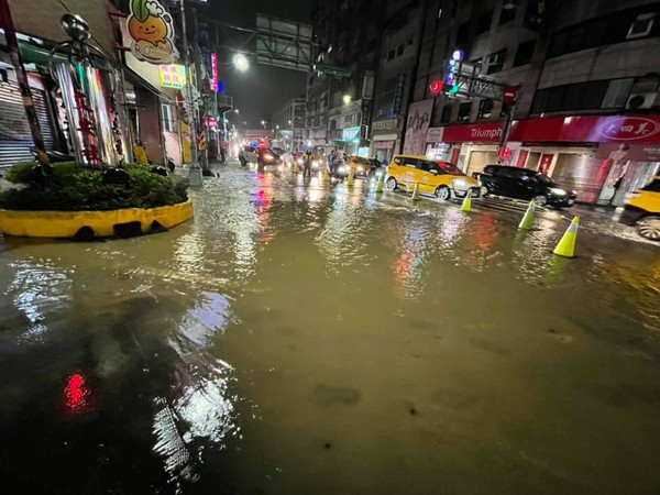 ▲▼基隆大雨驚傳「路塌了」！泥水湧出地表變小河　附近大停水。（圖／翻攝基隆好議員 鄭文婷律師）