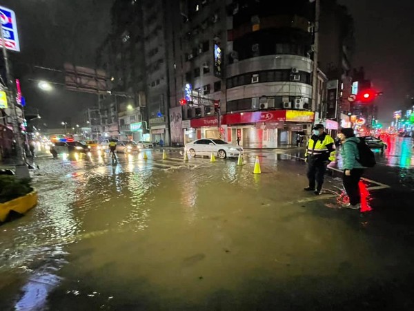 ▲▼基隆大雨驚傳「路塌了」！泥水湧出地表變小河　附近大停水。（圖／翻攝基隆好議員 鄭文婷律師）