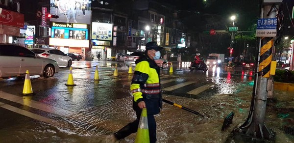 ▲▼基隆大雨驚傳「路塌了」！泥水湧出地表變小河　附近大停水。（圖／翻攝基隆好議員 鄭文婷律師）