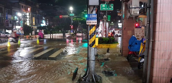 ▲▼基隆大雨驚傳「路塌了」！泥水湧出地表變小河　附近大停水。（圖／翻攝基隆好議員 鄭文婷律師）