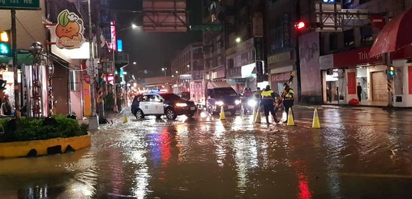 ▲▼基隆大雨驚傳「路塌了」！泥水湧出地表變小河　附近大停水。（圖／翻攝基隆好議員 鄭文婷律師）