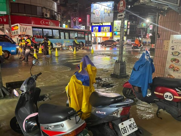 ▲▼基隆大雨驚傳「路塌了」！泥水湧出地表變小河　附近大停水。（圖／翻攝基隆好議員 鄭文婷律師）