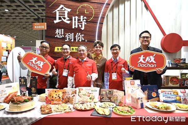 ▲大成集團副總經理黃進鏗（左3）與欣光食品總經理詹金和（右2）、中一食品總經理韓芳豪（左2）在台北國際食品展分享年度暢銷食品