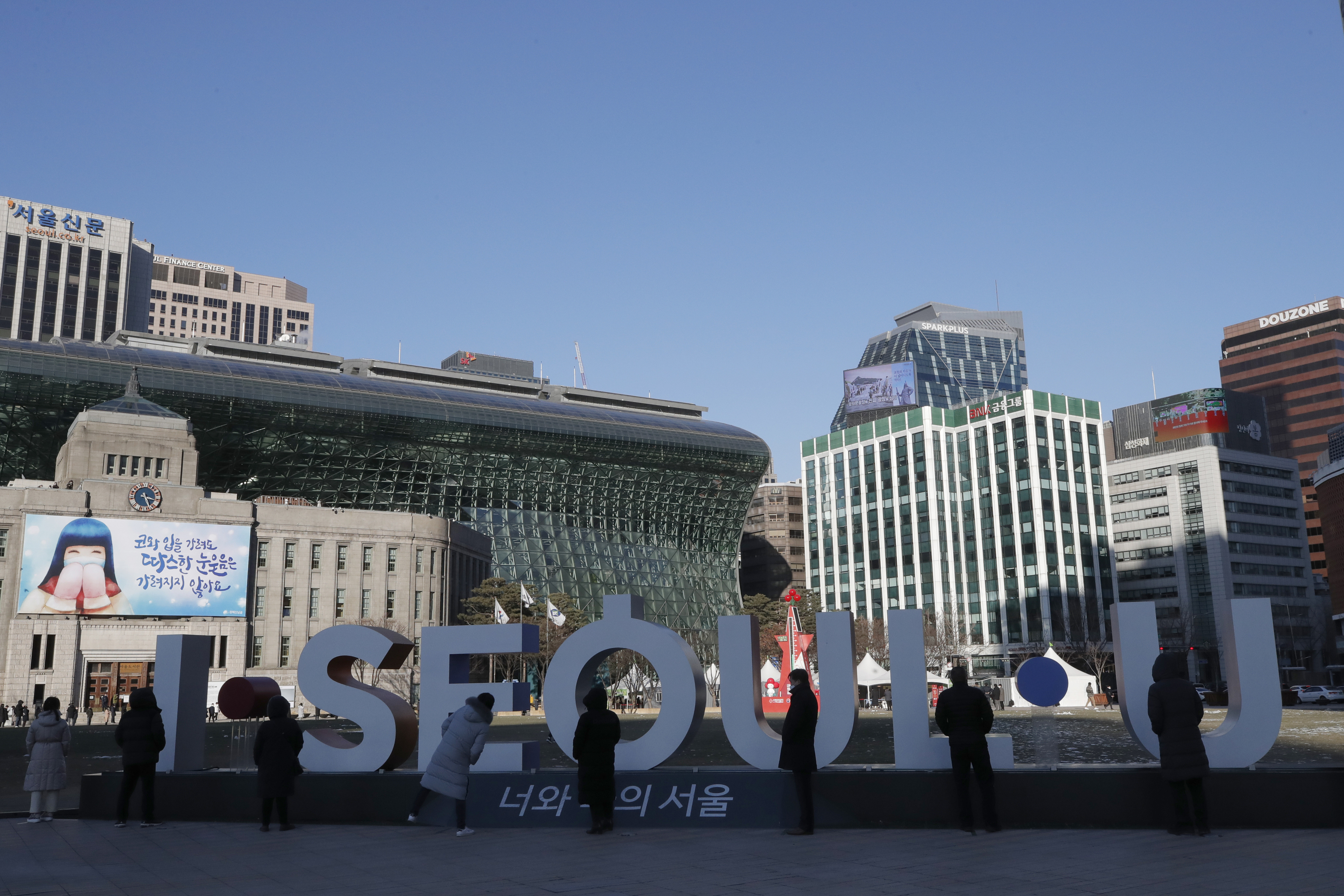 ▲▼南韓近來新冠確診直線飆升，光是首爾就有580人等待病床。（圖／達志影像／美聯社）