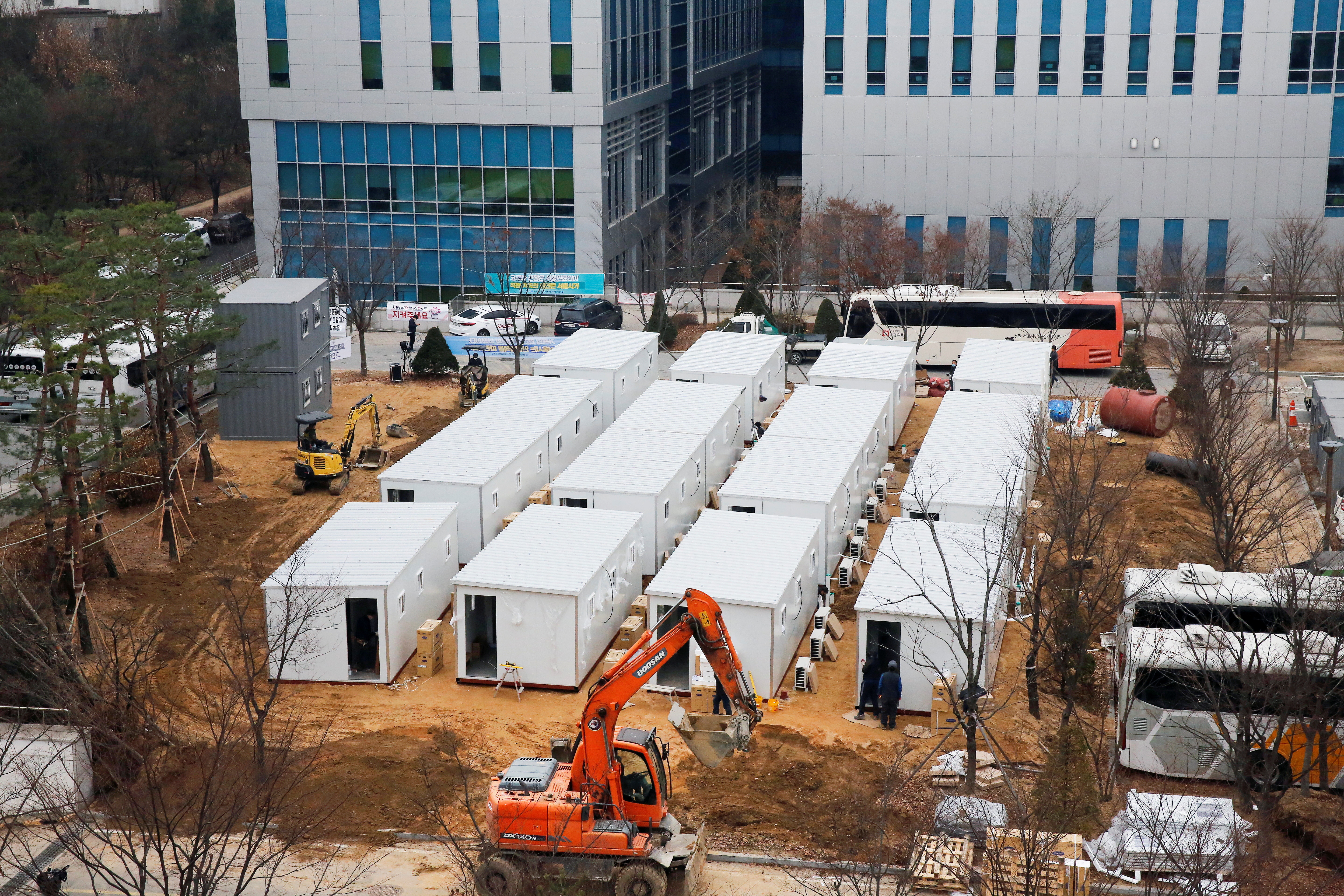 ▲▼首爾醫療院空地已完成48個臨時貨櫃病床設置。（圖／路透社）
