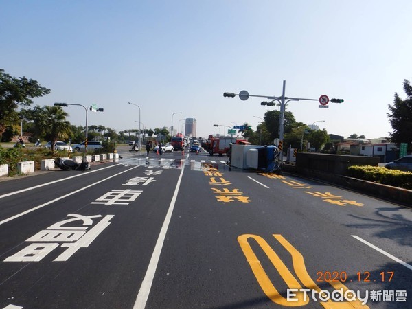 ▲高姓女大生騎機車行經觀海橋北上車道安明路、府安路口時，未依規定兩段式左轉，與劉姓男子所駕駛小貨車發生碰撞，高女送醫不治身亡。（圖／記者林悅翻攝，下同）