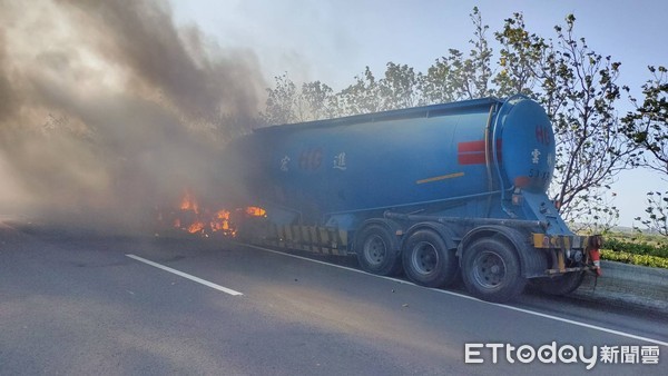 ▲台南北門台61線南下282K處發生槽車追撞工程車起火，造成營造工程公司黃姓負責人和陳姓女員工燒成焦屍，肇事黃姓駕駛人依過失致死罪嫌送辦。（圖／記者林悅翻攝，下同）