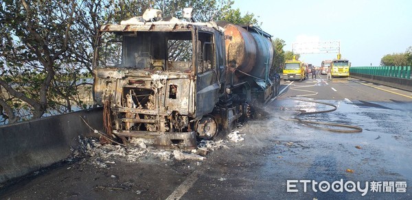 ▲台南北門台61線南下282K處發生槽車追撞工程車起火，造成營造工程公司黃姓負責人和陳姓女員工燒成焦屍，肇事黃姓駕駛人依過失致死罪嫌送辦。（圖／記者林悅翻攝，下同）