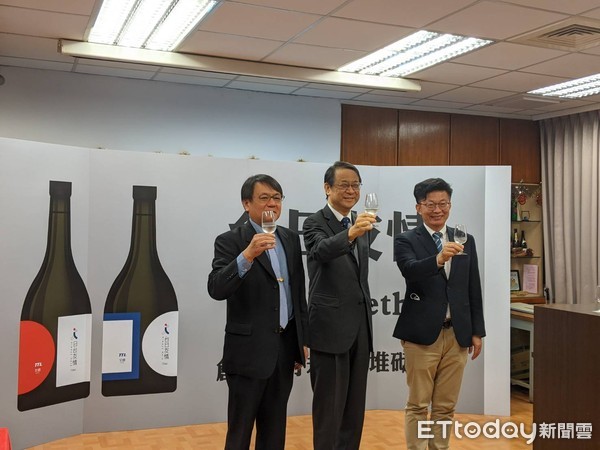▲台灣菸酒公司推出台日友情紀念酒。（圖／記者陳俐穎攝）