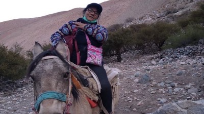 疫情擋不住教育！智利女師「每日騎馬8小時」奔偏鄉　受頒英雄獎：不輕易停下