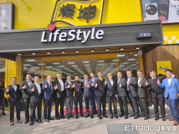 ▲燦坤身為3C通路龍頭，超前部署「新十代店」燦坤LifeStyle文賢店於上午盛大開幕剪綵，強化南科周遭生活機能。（圖／記者林悅翻攝，下同）