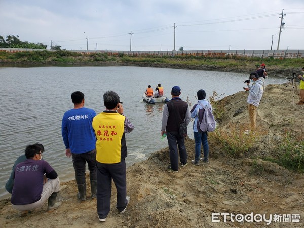 ▲台南市環保局18日前往學甲爐碴案農地查驗，並會同市議會、環保署、農業局及地政局等單位至現場查證，採水域、陸地等12個點採樣底泥與土壤送分析。（圖／記者林悅翻攝，下同）