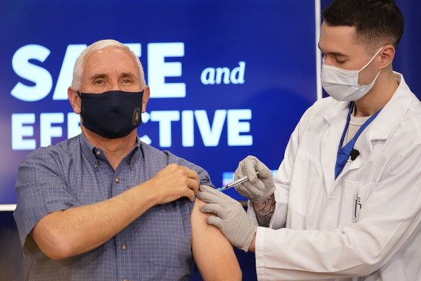 ▲▼美國副總統彭斯（Mike Pence）公開接種疫苗。（圖／達志影像／美聯社）