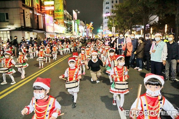 ▲▼  「傳愛到家 幸福在嘉」2020平安夜踩街報佳音           。（圖／記者翁伊森翻攝）