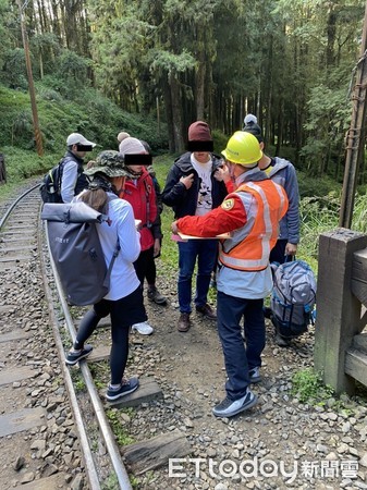 ▲▼  林鐵及文資處勸導民眾勿行走鐵路           。（圖／記者翁伊森翻攝）