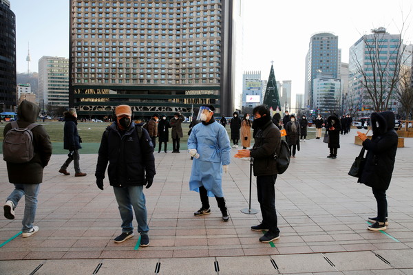 ▲▼南韓疫情嚴峻，民眾在首爾市府廣場前排隊接受新冠篩檢。（圖／路透社）