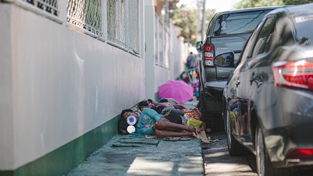 ▲▼26歲男街上脫褲當「騰扣懶」，結果是要給遊民穿。（圖／取自免費圖庫Pexels）