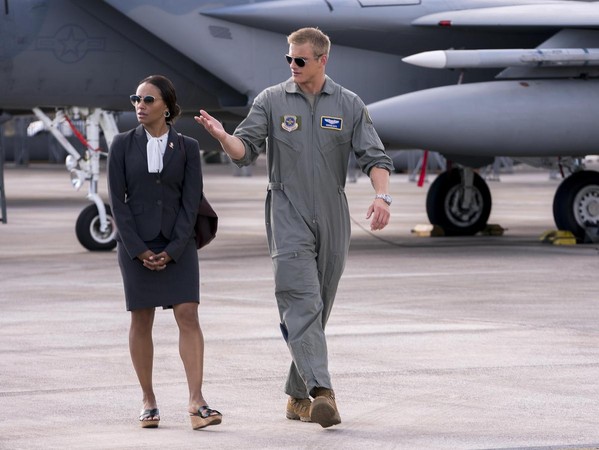 《愛在聖誕空投時》的國會助理艾瑞卡（左），為了升遷，犧牲耶誕假期前往關島美軍空軍基地考察，與安德魯上尉各持己見。（Netflix提供）