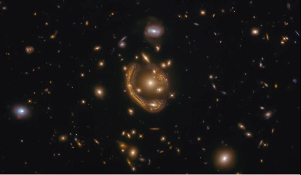 ▲▼哈伯太空望遠鏡完美紀錄下天爐座（Fornax）愛因斯坦環「GAL-CLUS-022058s」。（圖／NASA官網）