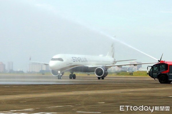 ▲台南市政府與星宇航空聯手，推出「台北-台南微旅行2.0航程」，市長黃偉哲親自至停機坪接機，並情歡迎首航飛抵台南的旅客，贈送「台南X星宇」聯名限定大禮包。（圖／記者林悅翻攝，下同）