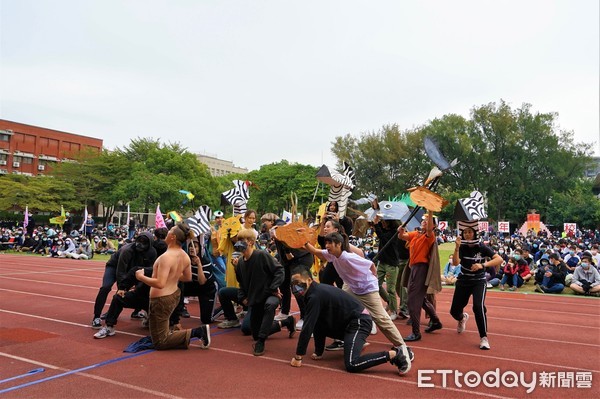 ▲國立台南大學19至20日熱烈慶祝創校122週年校慶，上午於操場舉行運動會開幕典禮，由黃宗顯校長帶領所有師生歡喜迎接生日盛宴。（圖／記者林悅翻攝，下同）