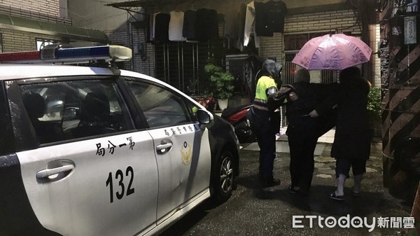 ▲失智翁全身被雨水淋濕受凍走失 基隆警寒冬護送助返家。（圖／記者郭世賢翻攝）