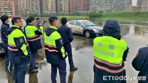 ▲員警執勤警車急上路 金山警訓練培養汽車安全駕駛。（圖／記者郭世賢翻攝）