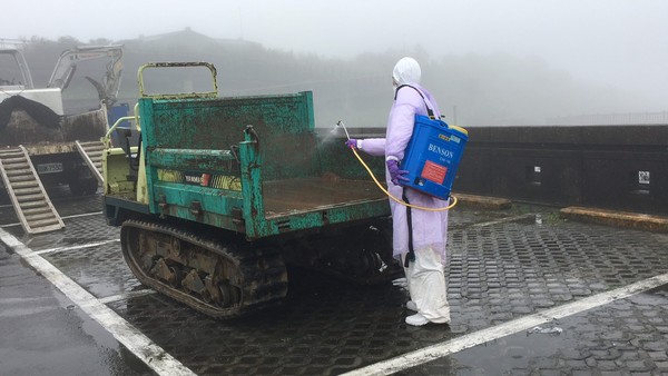 ▲▼北市動保處主動前往擎天崗勘查牛隻死亡狀況，搬運牛體下山後徹底進行消毒。（圖／動保處提供）