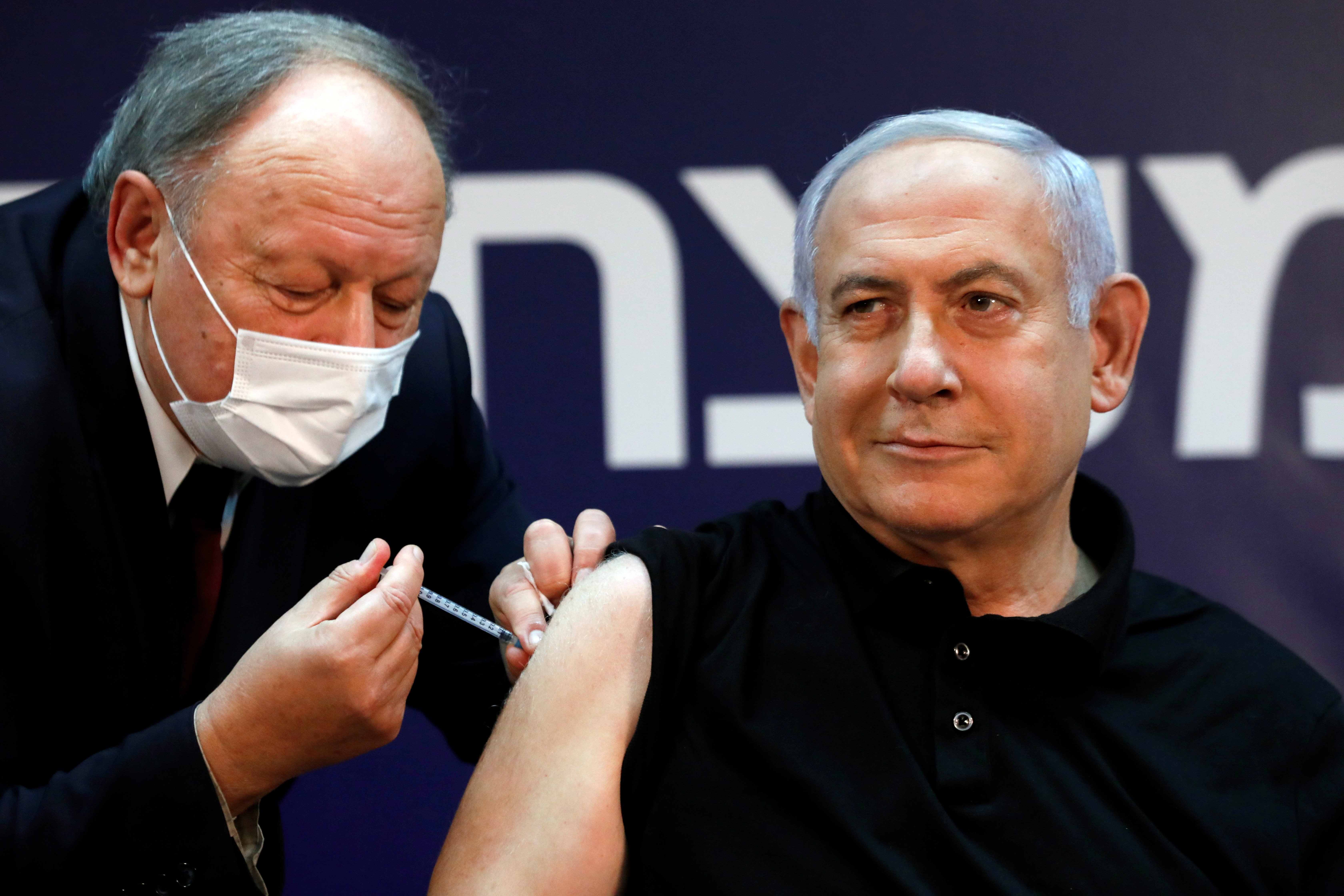 ▲▼以色列總理尼坦雅胡（Benjamin Netanyahu）安國心，率先接種2019冠狀病毒疾病疫苗。（圖／路透）