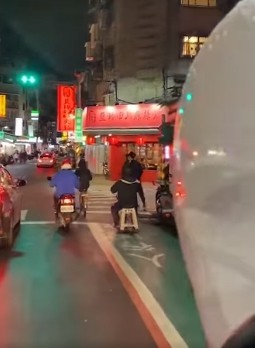 ▲▼電動滑板車加塑膠椅騎上路。（圖／翻攝自新·路上觀察學院）