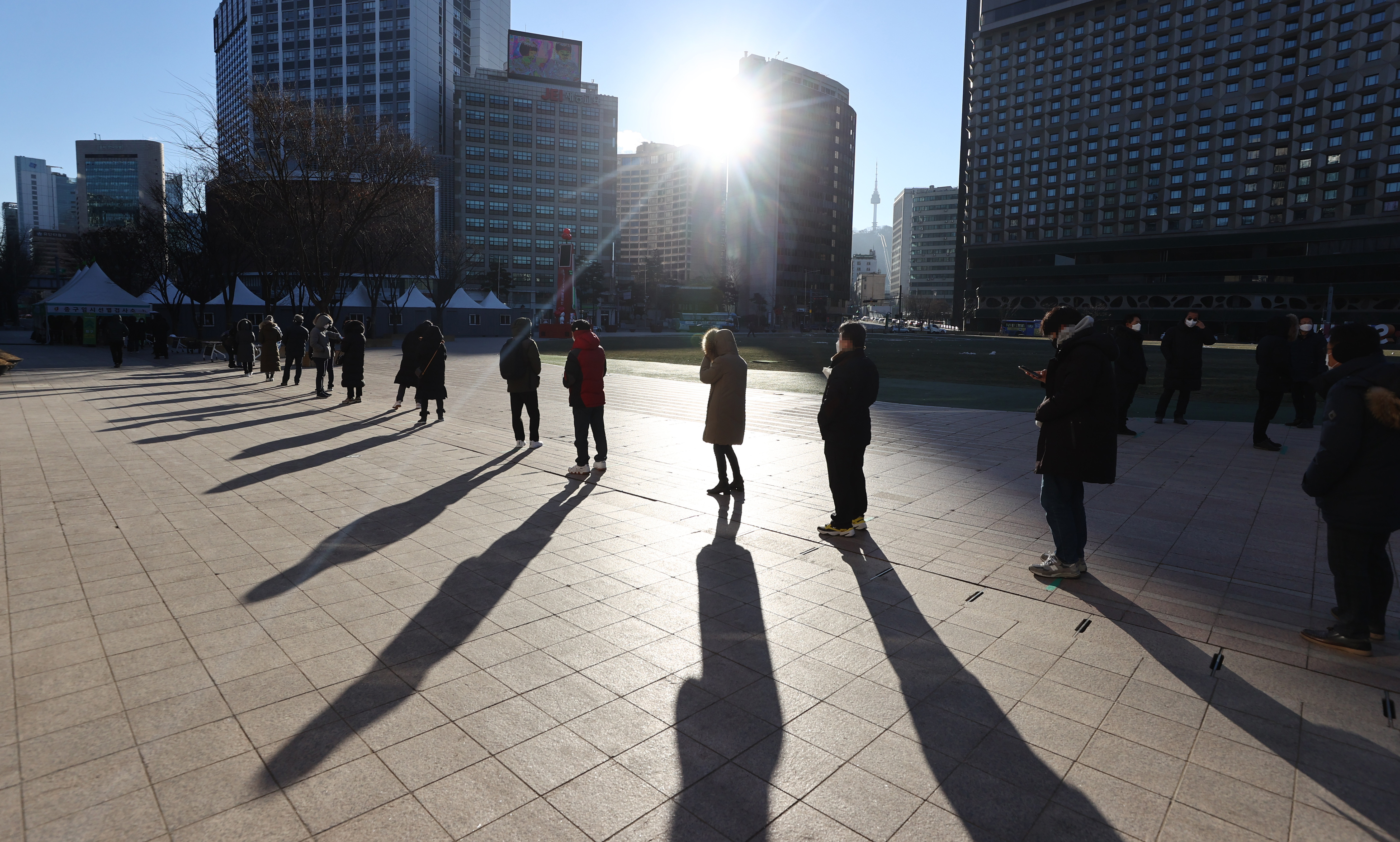 ▲▼首爾市廳廣場前排滿許多人等候接受新冠篩檢。（圖／達志影像）