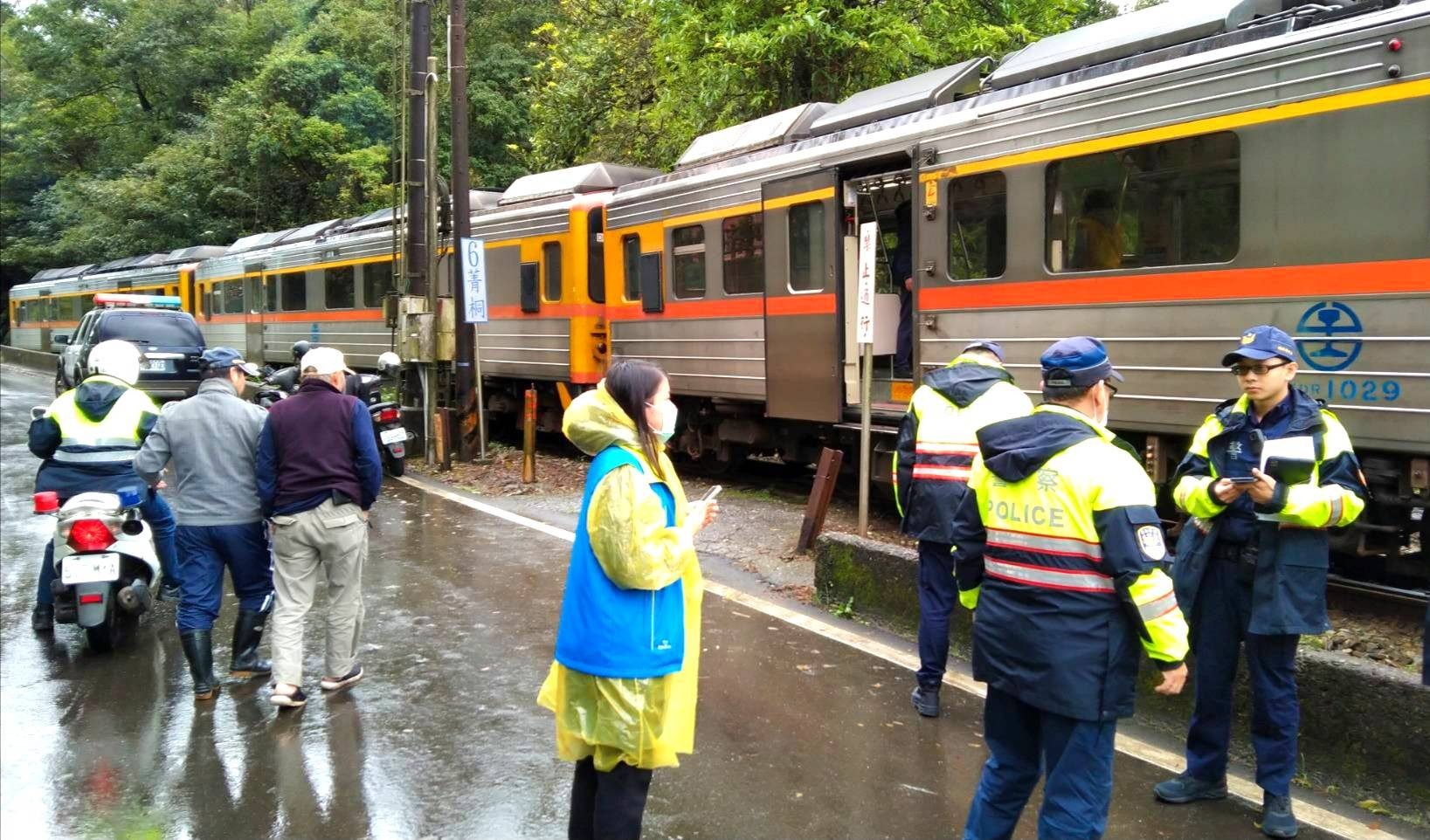 ▲▼台鐵平溪線4717次（菁桐開往猴硐，區間車）因一公路小轎車侵入路線遭撞及。（圖／台鐵提供）