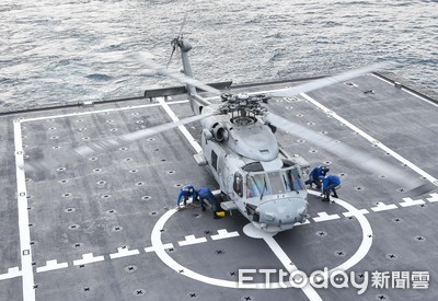 海軍S-70C反潛直升機訓練　駕駛操作不當「副油箱被拋落海」