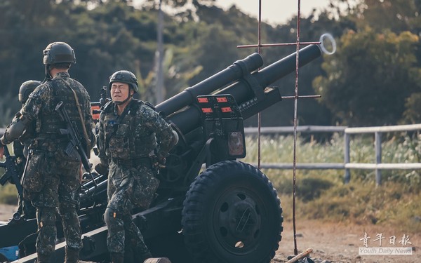 ▲▼陸軍105榴彈砲射擊。（圖／翻攝自Facebook／青年日報）