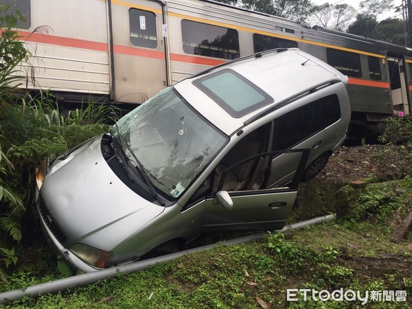 ▲▼平溪線區間車20日因一輛自小客車闖入，發生擦撞事故。（圖／記者郭世賢翻攝）