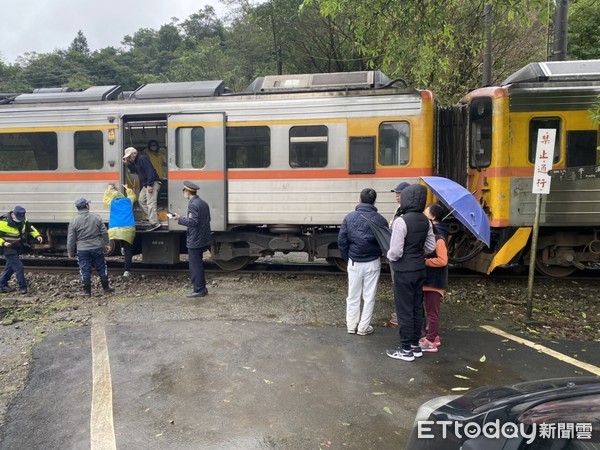 ▲▼平溪線區間車20日因一輛自小客車闖入，發生擦撞事故。（圖／記者郭世賢翻攝）