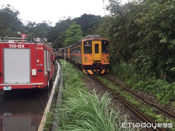 ▲▼平溪線區間車20日因一輛自小客車闖入，發生擦撞事故。（圖／記者郭世賢翻攝）