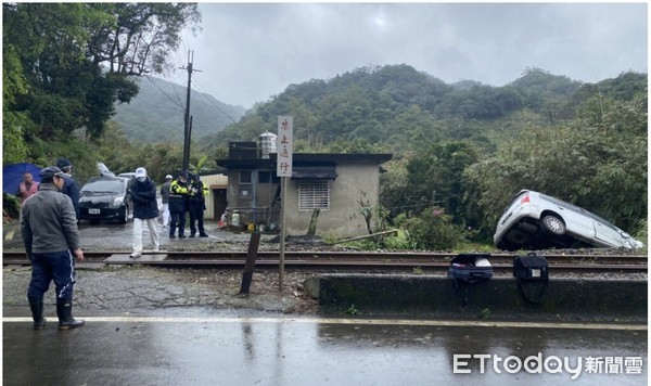 ▲平溪線區間車20日因一輛自小客車闖入，發生擦撞事故。（圖／記者郭世賢翻攝，下同）